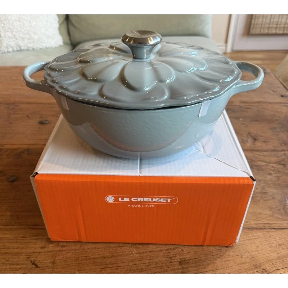 Le Creuset Enameled Cast Iron Round Petal Soup Pot 26 cm 4.5 qt Sea Salt NEW NIB